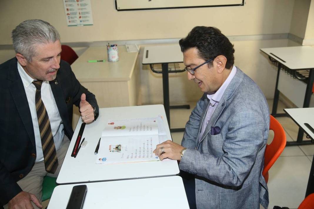 Hafızasını kaybedince okuma yazmayı da unuttu! 49 yaşındaki iş insanı, yeniden ilkokula başladı 10